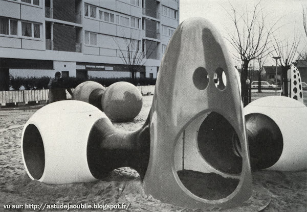 Melun, ZUP de l'Almont - Aire de jeux / Playground  Création: L'Oeuf Centre d'Etudes, Les Simonnet Sculpteurs.  1971