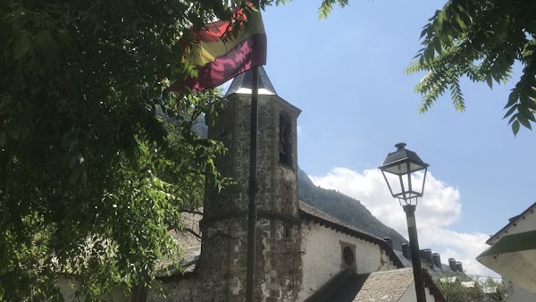La bandera republicana de Canfranc que mira a la iglesia a pesar de sus detractores