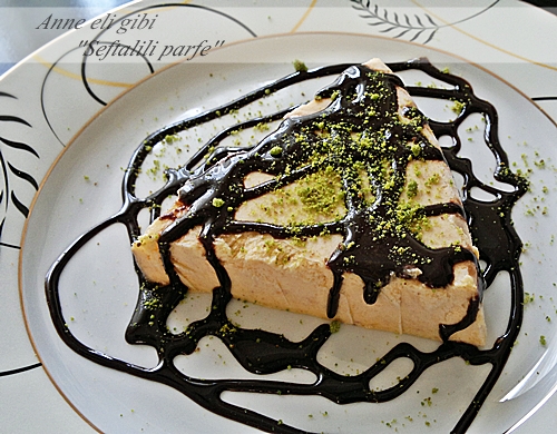 ANNE ELİ GİBİ&hellip;.. ŞEFTALİLİ PARFE (ÇİKOLATA SOSLU)