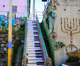 تحويل السلالم إلى لوحات فنية تجذب الأنظار