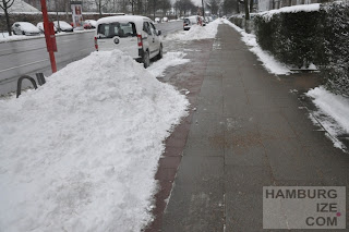 © hamburgize.com / Stefan Warda - "Geräumter Radweg" Fake-Winterdienst: "Geräumter Radweg" Barmbeker Straße