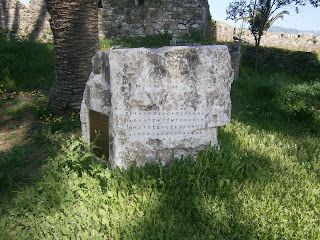 το μνημείο του Κουτζούκη Σταύρου στον Κήπο των Ηρώων στο Μεσολόγγι
