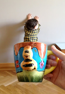 Bruno en la taza de la abeja