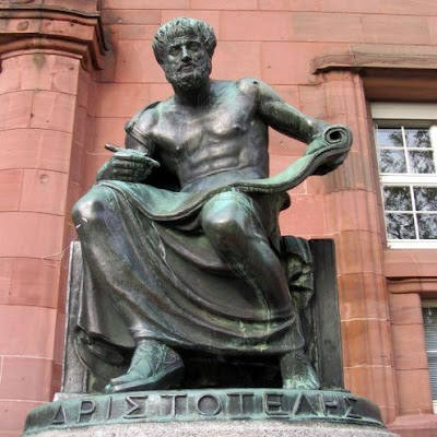 Freiburg im Breisgau, Alemanha: Aristóteles, em bronze, obra de Cipri Adolf Bermann inaugurada em 1915 diante do bloco 1 da Albert-Ludwigs-Universität Freiburg.
