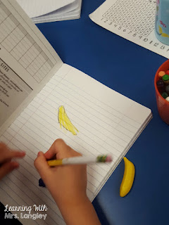 Math journals in kindergarten are a fun and interactive way to cover word problems and other foundational math skills. Teachers and students alike will love this easy to implement classroom routine that you can start tomorrow! Once you start math journals in your classroom you can use them whole group, in small groups, one on one and in centers. They are so versatile! 