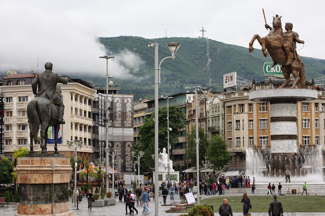 Αμερικανικό site ξεφτιλίζει τους Σκοπιανούς: Ετσι χτίσατε μια ψεύτικη κιτς αρχαία πόλη [εικόνες]  