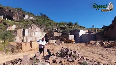 Bizzarri, da Bizzarri Pedras, fazendo o que gosta, garimpando pedras na pedreira. Na foto, escolhendo as pedras brutas de granito vermelho, sendo pedra para muro de pedra, parede de pedra, revestimento de pedra, calçamento com pedra, construção de lagos e pedras para paisagismo.