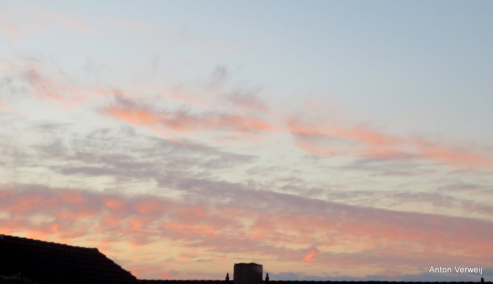 God is in de stilte: En boven de daken het lied van de wolken