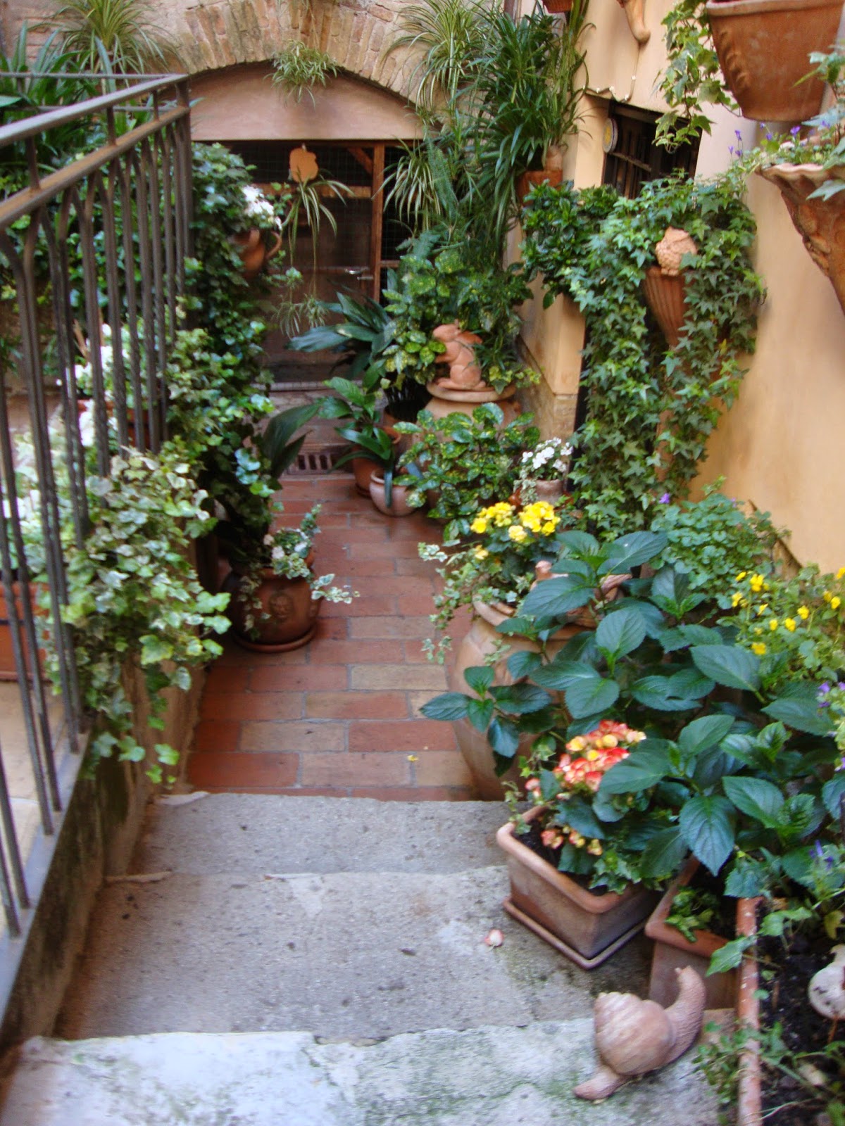 Un piccolo giardino in città : scale & fiori, ecco altre idee! Scala Antica decorazione