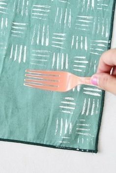Estampar tejidos con un tenedor
