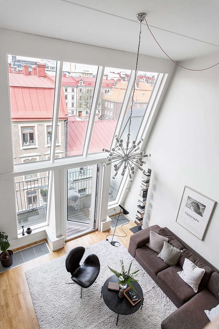 Divine apartment with a huge glass section daily dream decor Hoog inspiration plafond