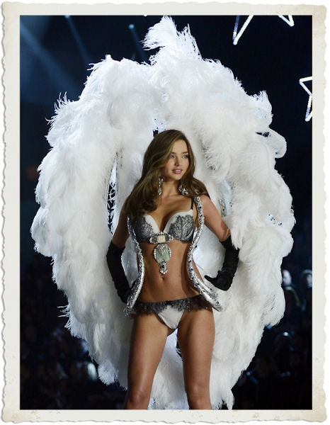 Miranda Kerr durante la sfilata in lingerie del Victoria's Secret Fashion Show 2012 nel tema Silver Screen Angels 