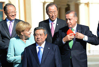 pm-turki-memungut-bendera-negaranya