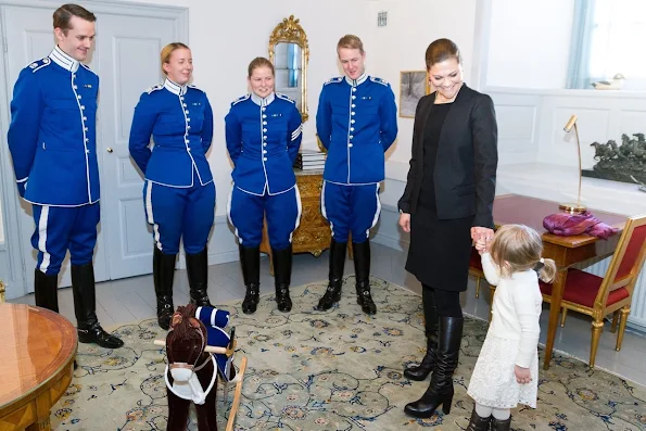 In the name day of Crown Princess Victoria's March 12, The Royal Guards received a gift for Princess Estelle