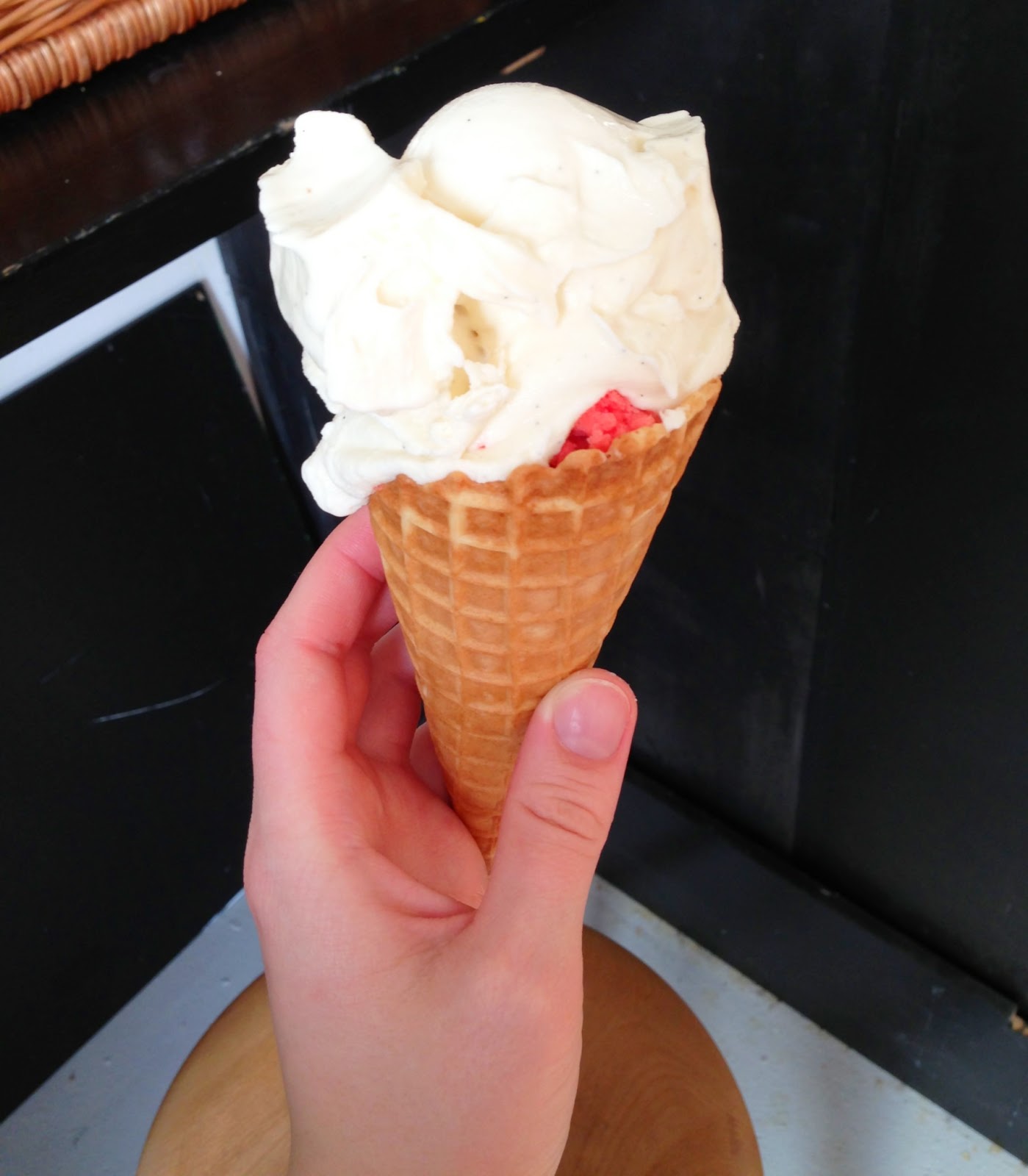 Isvaffel på Bryggen is, vaffel, isvaffel, bryggen, jordbær, vanilje, vanille, kæreste, sommer, sol, bryggen, islands brygge