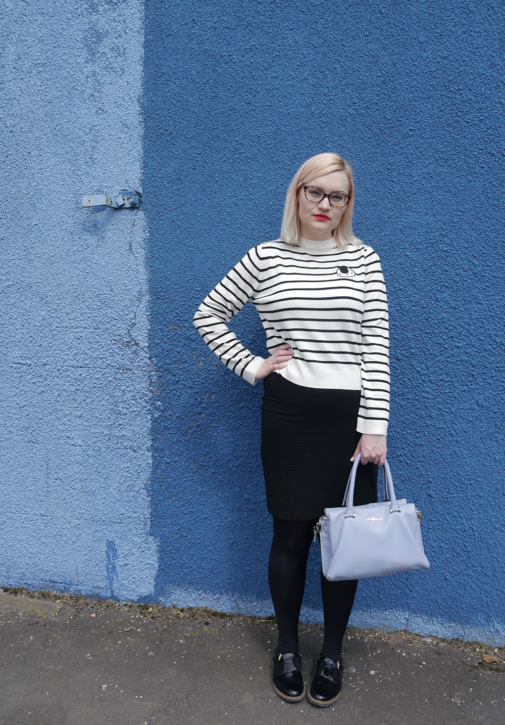 Streetstyle in Dundee with fashion blogger Wardrobe Conversations wearing The Whitepepper Scottish fashion blogger, Wardrobe Conversations, Jasper Conran bag from Debenhams, blue background, monochrome outfit inspiration, The Whitepepper top, sushi print, UK fashion blogger, Scottish fashion