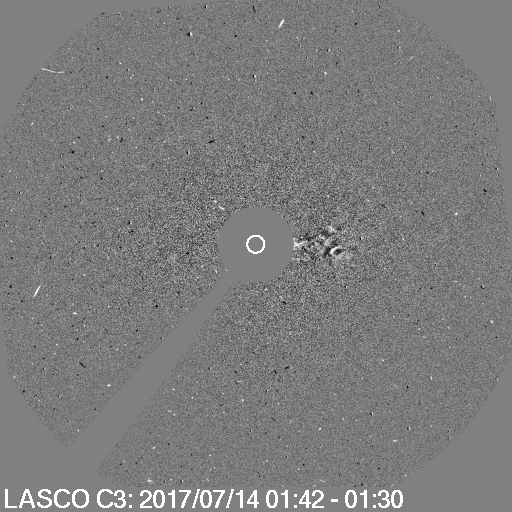 Koronalny wyrzut masy (CME) uwolniony w następstwie długotrwałego rozbłysku klasy M2.4 w obszarze aktywnym 2665 - animacja ze zdjęć koronografu LASCO C3 w wersji b-w. Widoczna cecha full-halo - uwolniona materia rozprzestrzenia się na pełnych 360 stopniach wokół przysłoniętej tarczy słonecznej. Credits: SOHO, LASCO, CACTUS