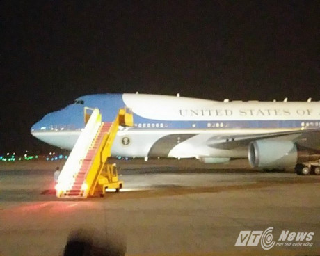 Hình ảnh đầu tiên của Tổng thống Mỹ Obama tại sân bay Nội Bài - Ảnh 2 Hinh anh dau tien cua Tong thong My Obama tai san bay Noi Bai - Anh 2