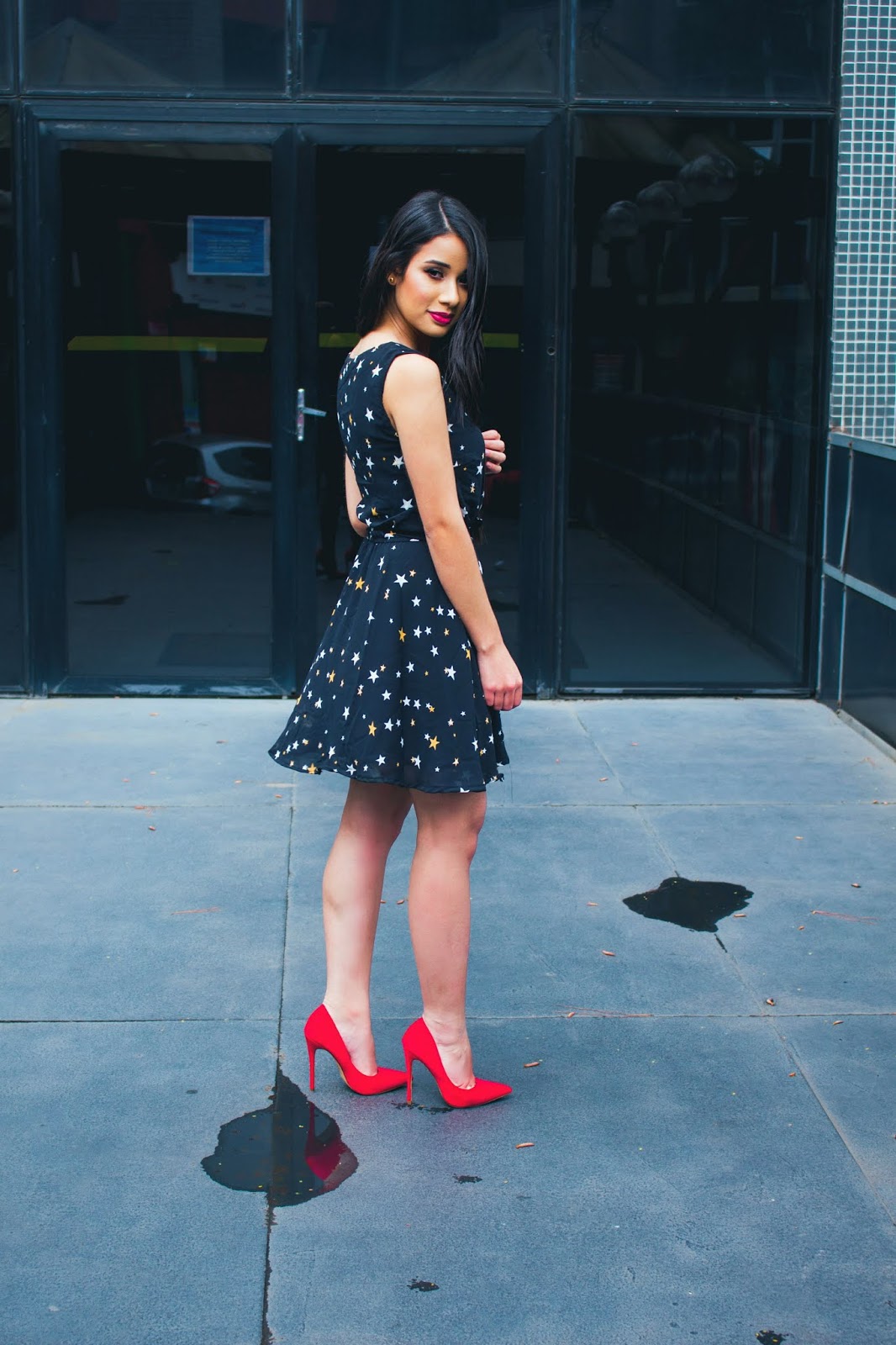 Look do dia: Vestido Preto com Estrelas e Scarpin Vermelho - A Chata de  Batom | Moda, Beleza e Skincare