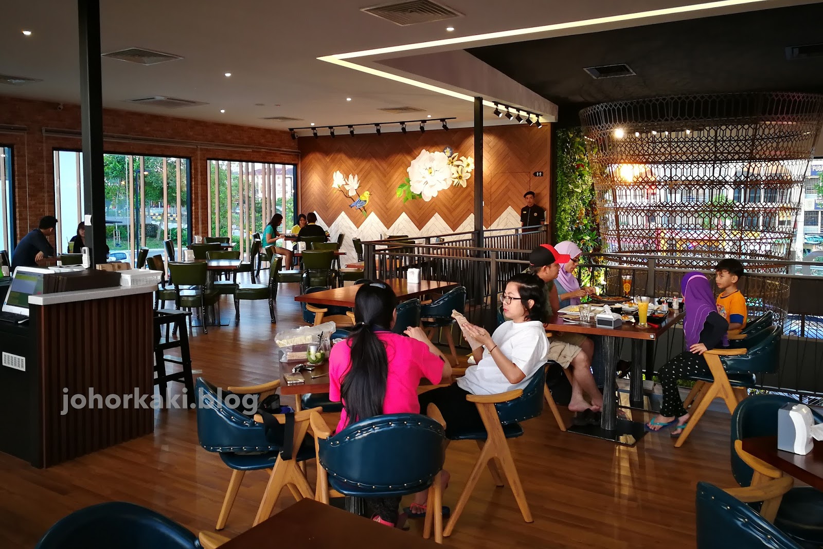 Moonlight Cake House's Seri Alam outlet. Prettiest Cafe in Johor now