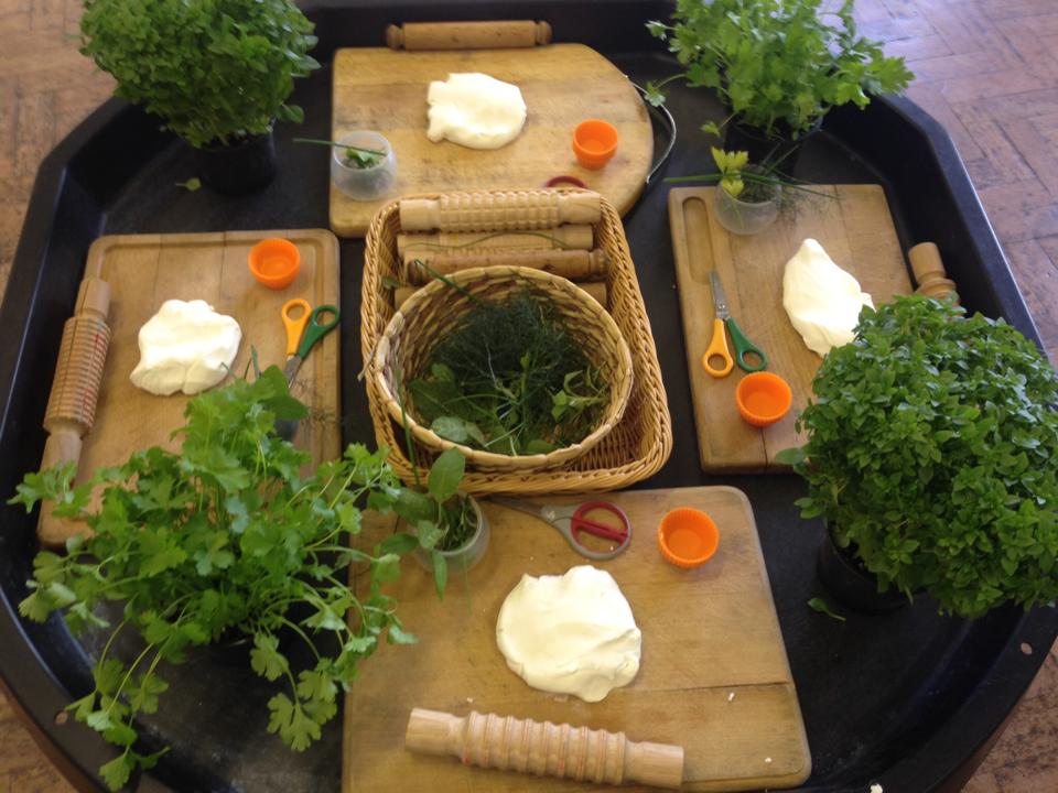 20 Tuff Tray Play Ideas and How They Can Help with Children's Developm —  Kub Direct