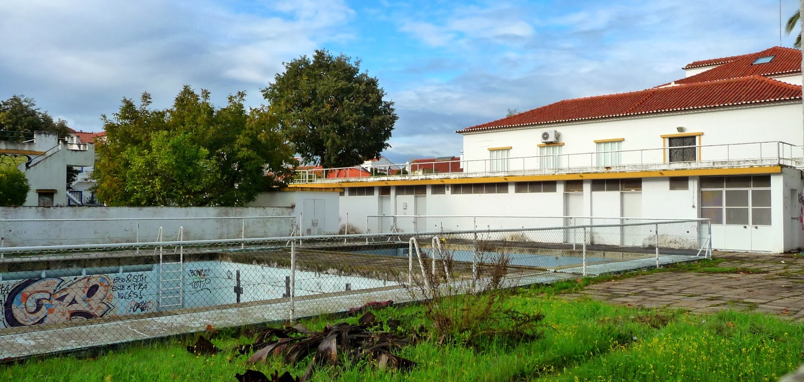 gosto-piscinas-municipais-montemor-o-novo-portugal-2012