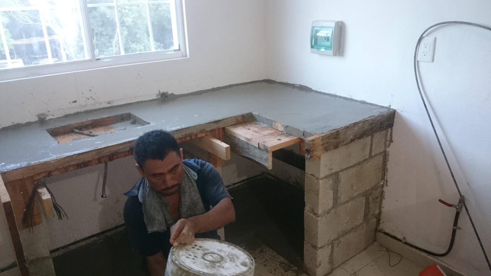 Mr Repara: Cocina en departamento con cubierta y muros de porcelanato