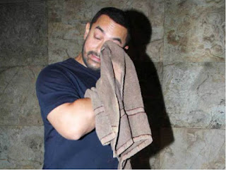 आमिर ख़ान ऑंसू पोंछते हुए