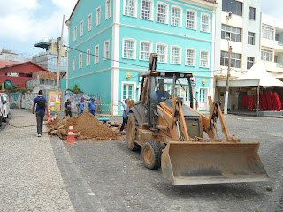 Embasa realiza serviço em duto que passa na Praça de Santana