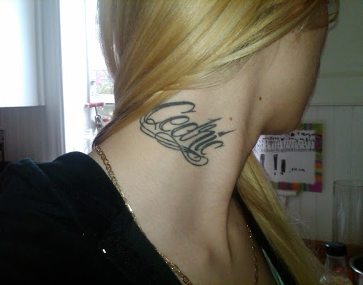O melhor nome para o projeto da tatuagem no pescoço para as mulheres, o seu olhar impressionante