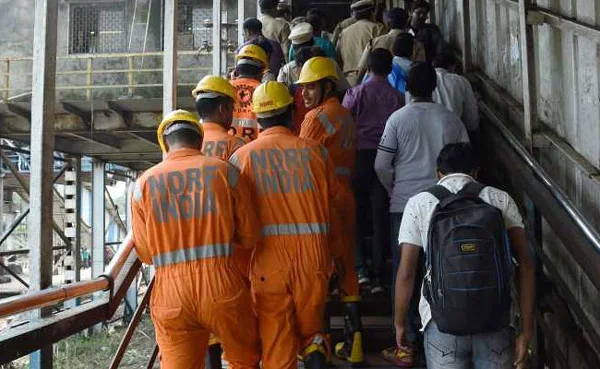 Mumbai, Railway, Protest, Train, News, Bullet train, Shivasena, Railway Station, Tragedy, National, Money For Bullet Train, Not A Mumbai Bridge: Shiv Sena's Sharp Attack.