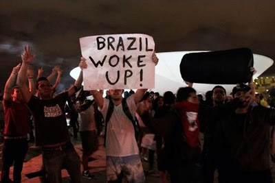 Foto destacada no portal francês Le Monde, noite de 17 de junho de 2013 (crédito: AP/Eraldo Peres)