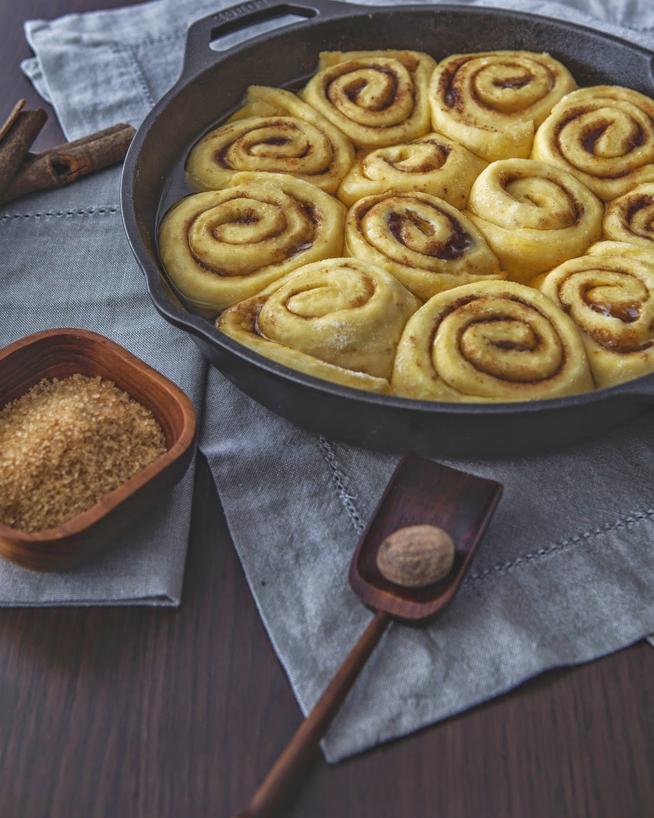 Cinnamon rolls with egg liqueur frosting