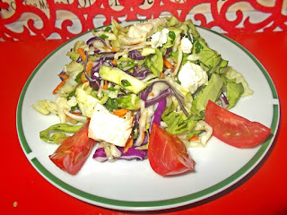 Salata cu legume, piept de pui si urda