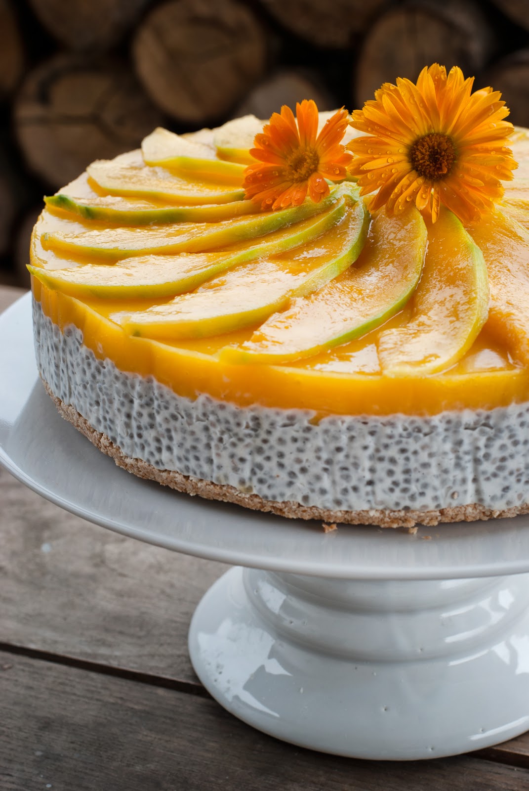 Kokosowy tort na zimno z mango i nasionami chia