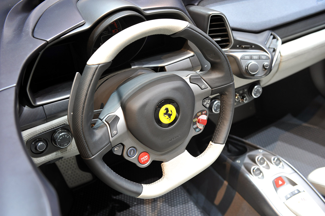Лепестки переключения передач. Руль Ferrari 458 Italia. Подрулевые лепестки Ламборгини. Ferrari 458 Italia салон. Ferrari Pininfarina Sergio салон.