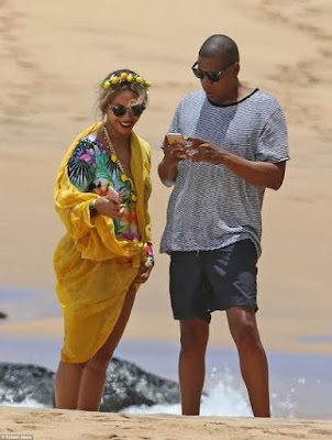 5 Beyonce & JayZ show rare PDA on a beach in Hawaii (photos)