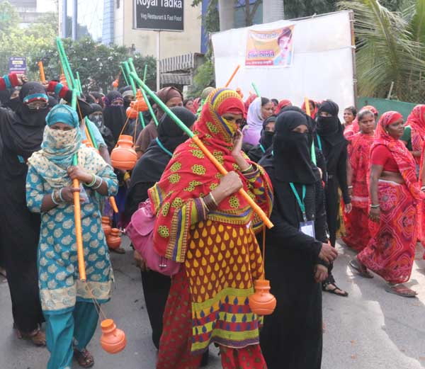 muslim-came-from-Muslim-women-the-Jalabhishek-कावड़ लेकर निकलीं मुस्लिम महिलाएं, किया जलाभिषेक