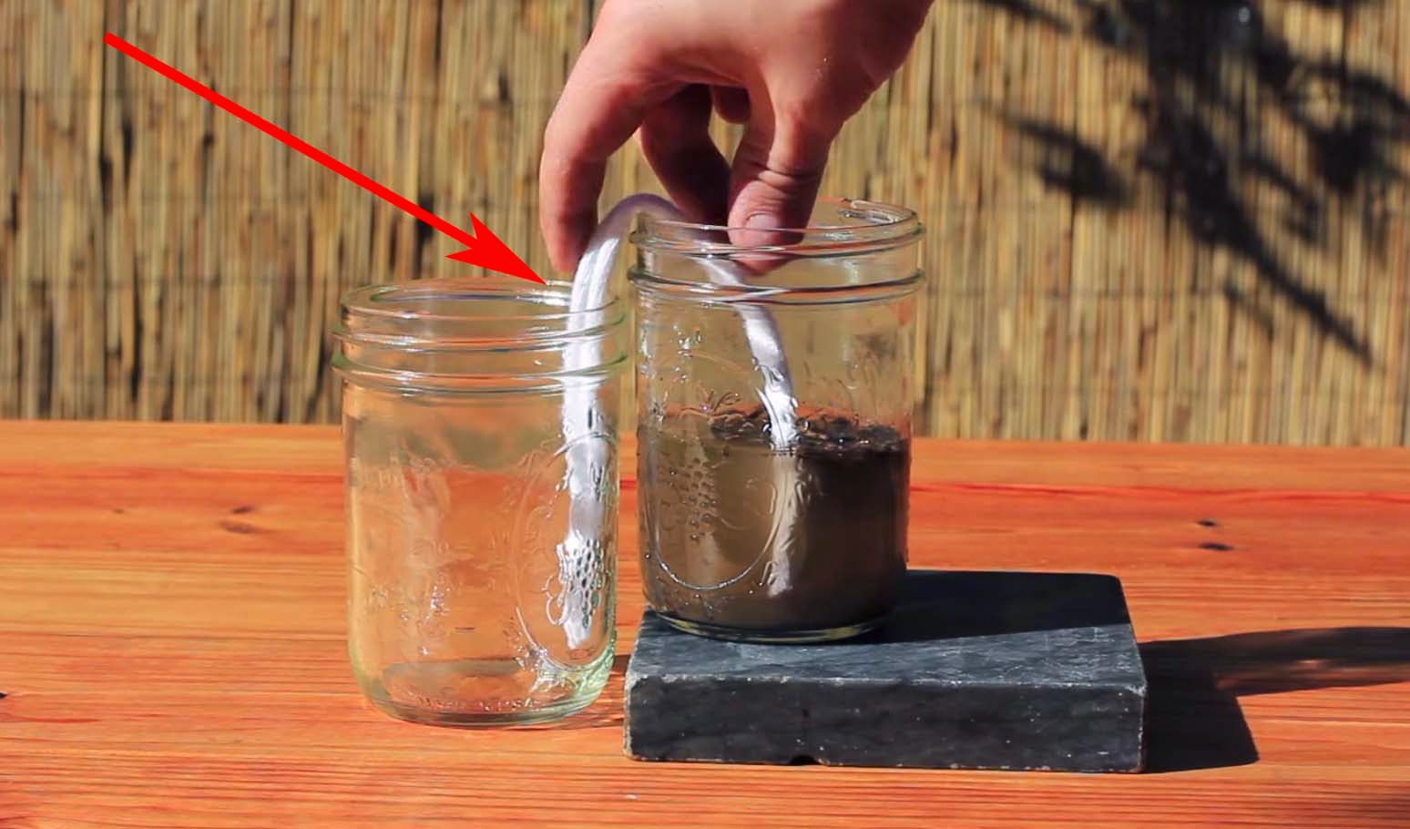 способы очистки воды методом фильтрования. самодельный фильтр для воды в походных условиях. очистка грязной воды. фильтрация воды с помощью тряпки. как сделать грязную воду.