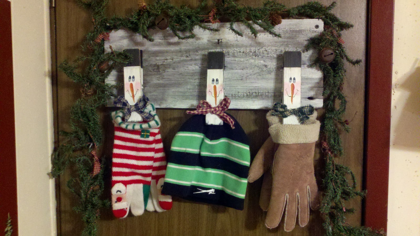 Phyllis Spaw Designs: Snowman mitten, hat, or note hanger