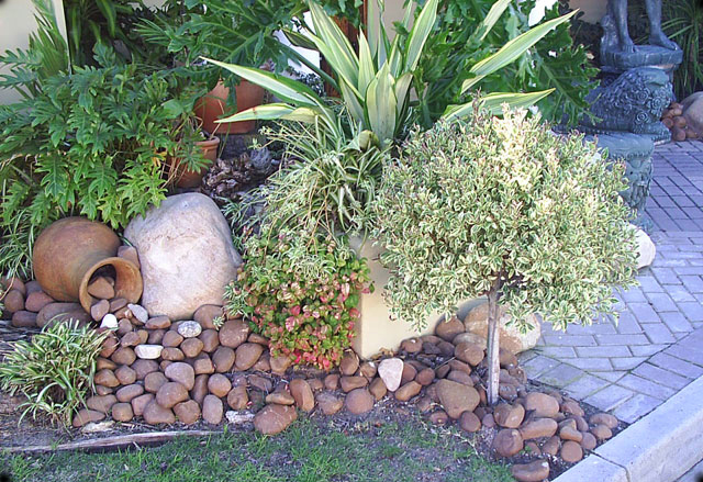 Садовый декор из камня и гальки фото