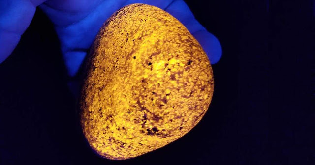 Michigan Man Discovers Glowing, Fluorescent Rocks Called "Yooperlites"
