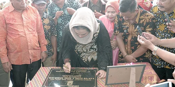 Bupati Karawang dr. Cellica Nurrachadiana menandatangani prasasti peresmian Kantor Kepala Desa Segarjaya, Kecamatan Batujaya.