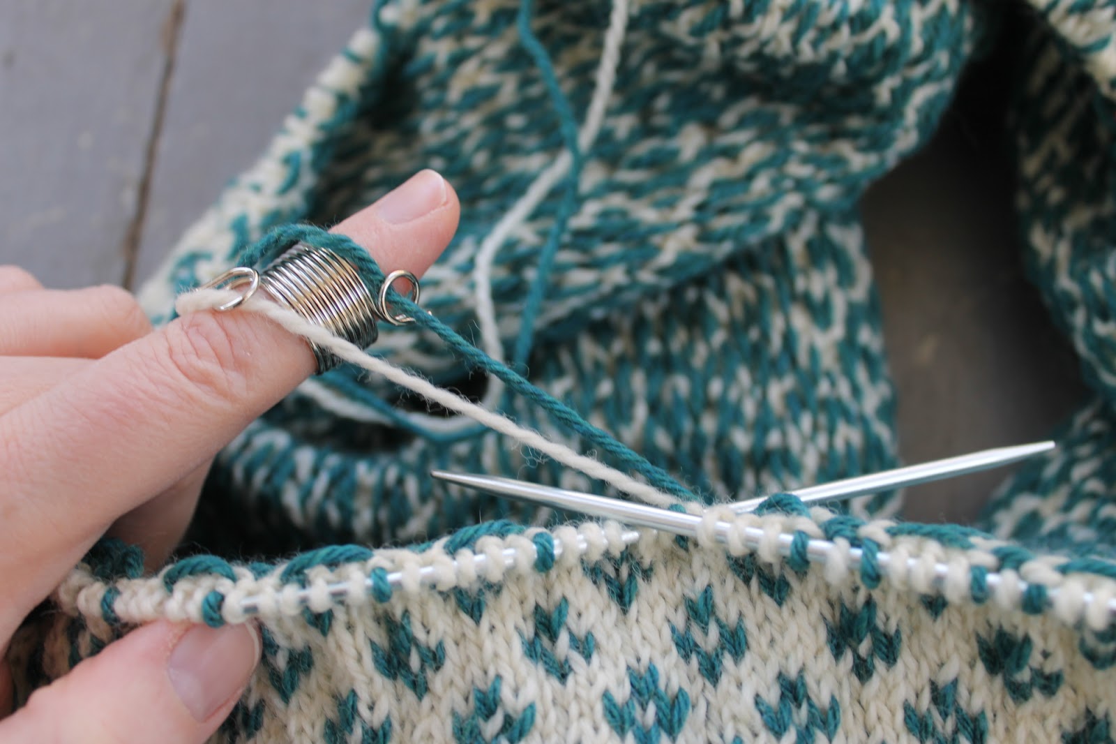 I love this ring thingy for colorwork! (aka Norwegian knitting thimble) : r/ knitting