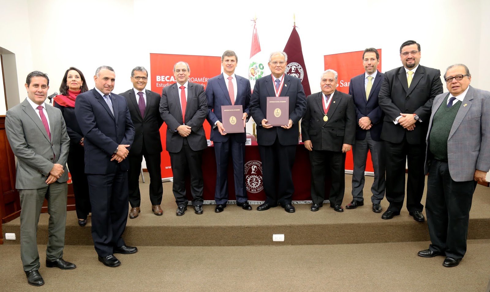 UNI y Banco Santander firman convenio específico de colaboración para programa de becas a estudiantes de pregrado