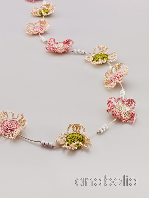Crochet-soft-colors-flowers-necklace-Anabelia