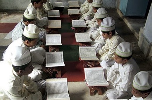 Niños musulmanes estudiando en escuela coránica.
