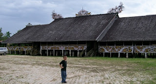 rumah adat kalimantan barat rumah adat suku dayak Rumah panjang kalimantan barat kalbar suku dayak 300x163 Gambar Rumah Adat Indonesia