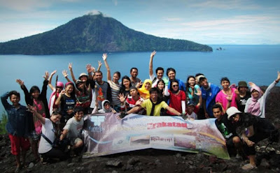 Berfoto bersama Gunung Krakatau