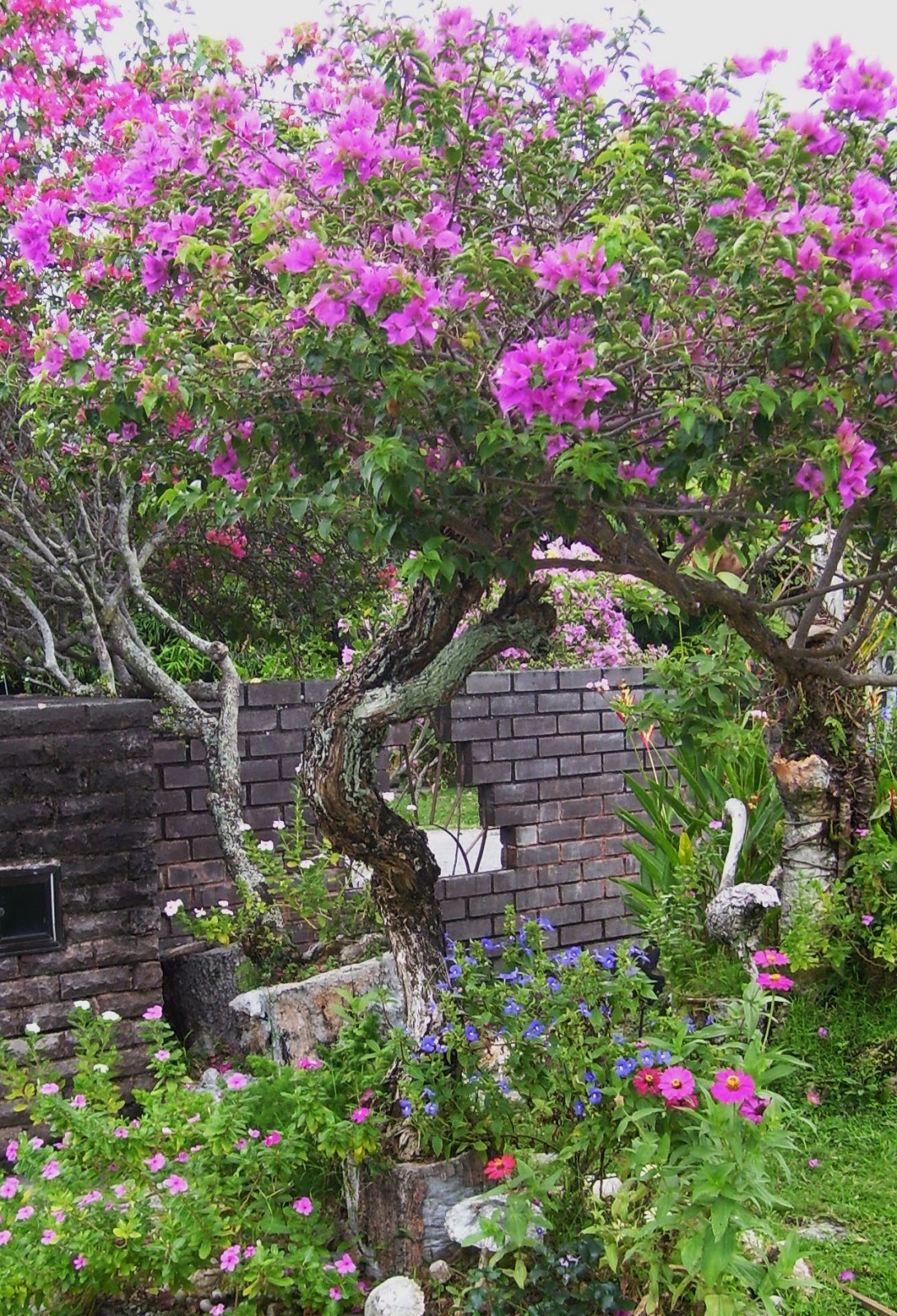 theperanakanconnection How to make a fake tree trunk/stump for your garden